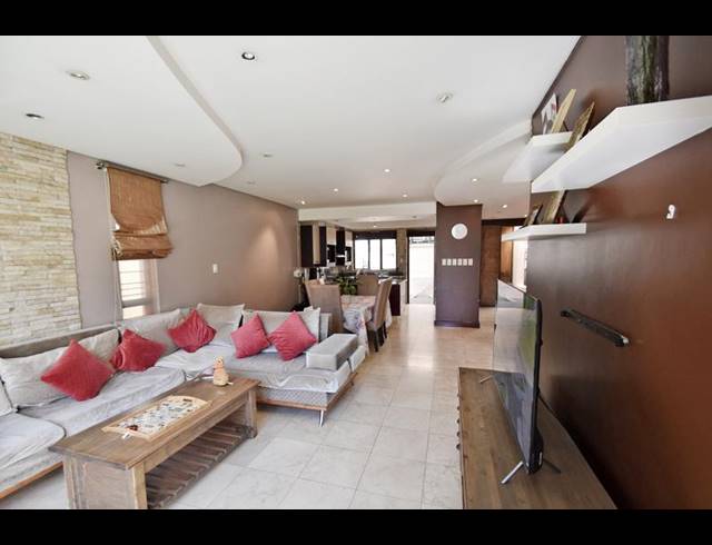 2 BEDROOM TOWNHOUSE FOR SALE IN BEDFORD GARDENS